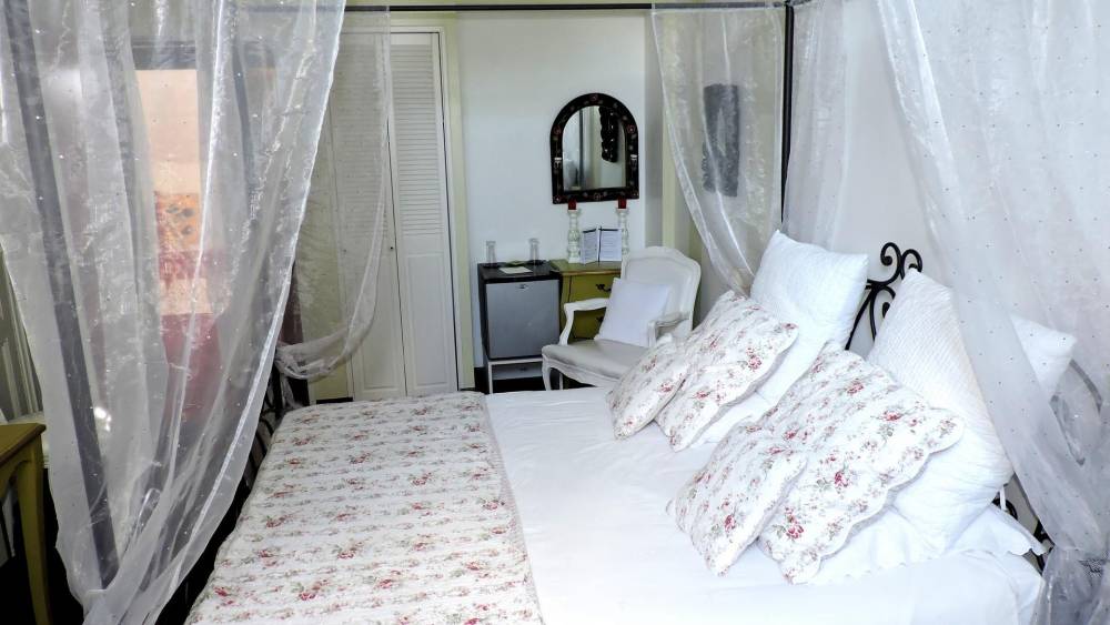 la_gourmandine_chatellerault_lit_baldaquin1