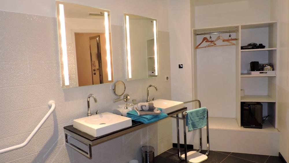 la_gourmandine_chatellerault_salle_de_bain_contemporaine_2